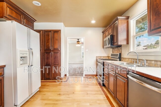 property at 2903 W Madison Ave