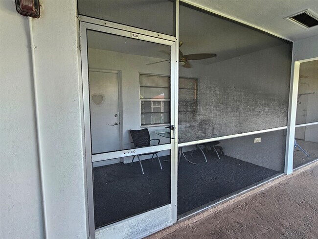 580 Egret Dr in Hallandale Beach, FL - Building Photo - Building Photo