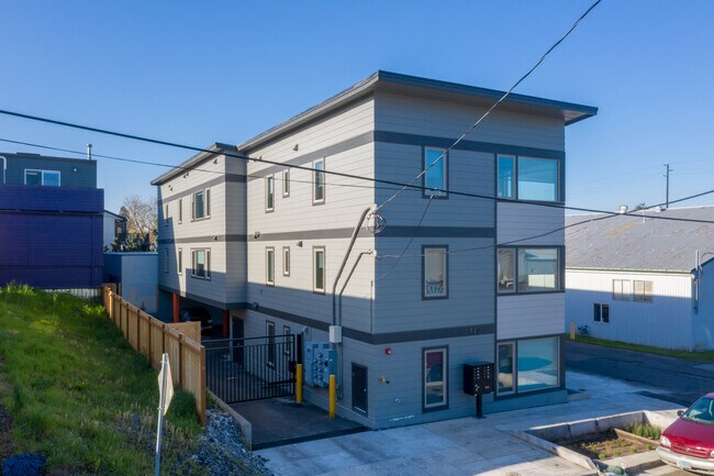 Steele Apartments in Portland, OR - Foto de edificio - Building Photo