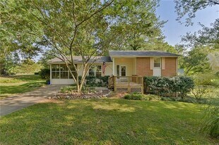 1935 Inverness Rd in Smyrna, GA - Building Photo