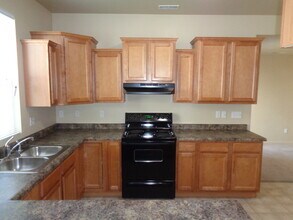 11413 S Lake Falls Rd in South Jordan, UT - Foto de edificio - Building Photo