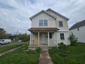 207 E Bancroft St in Toledo, OH - Building Photo