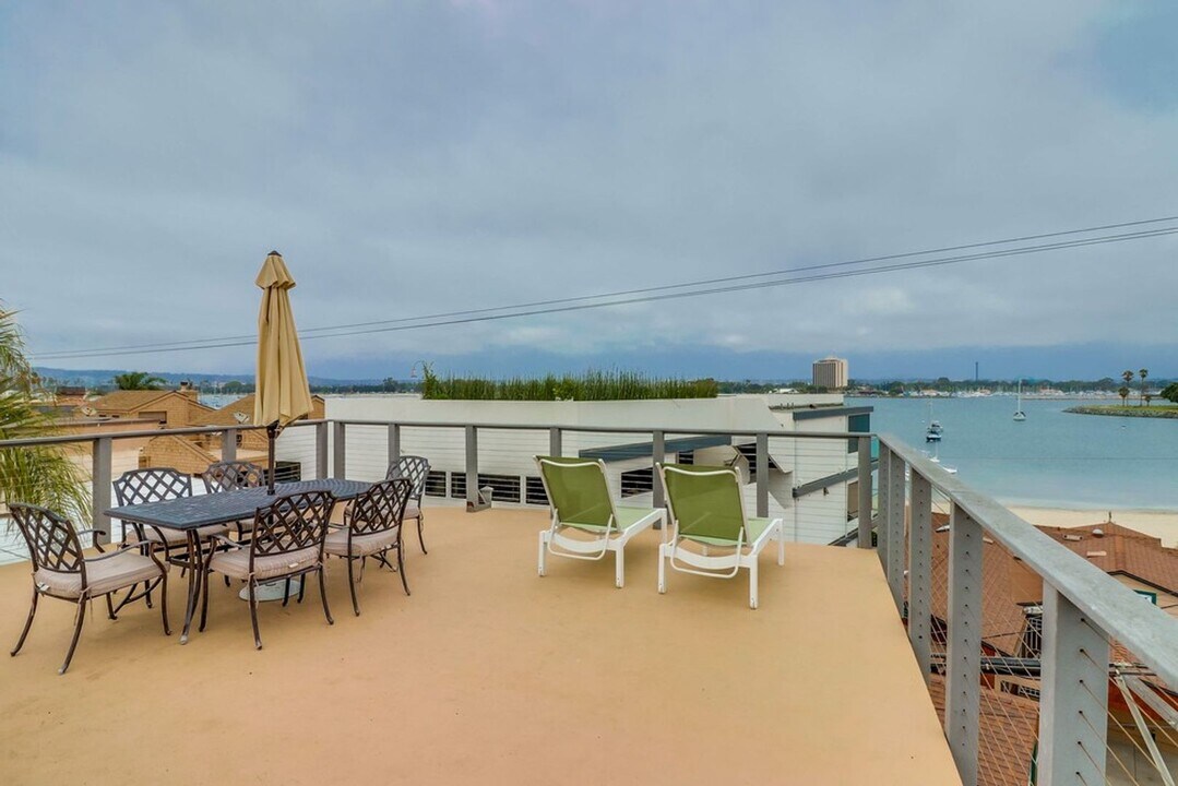 841 Avalon Ct in San Diego, CA - Building Photo