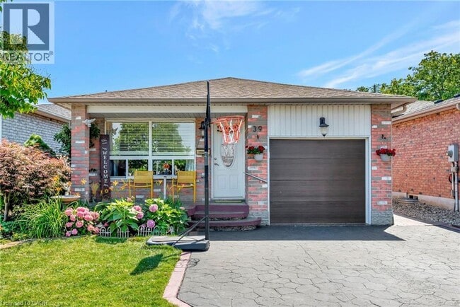 property at 39 Marilyn Ct