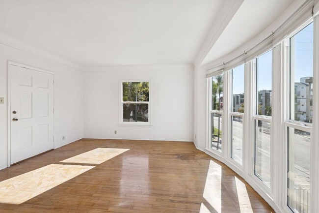 1556 S Beverly Glen Blvd in Los Angeles, CA - Building Photo - Building Photo