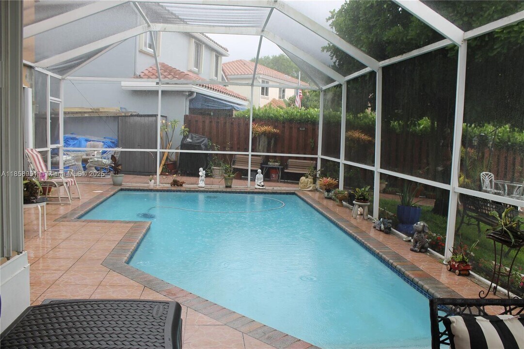 2601 Regalia Way in Hollywood, FL - Building Photo