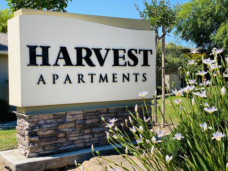 Harvest Apartments in Oakdale, CA - Foto de edificio