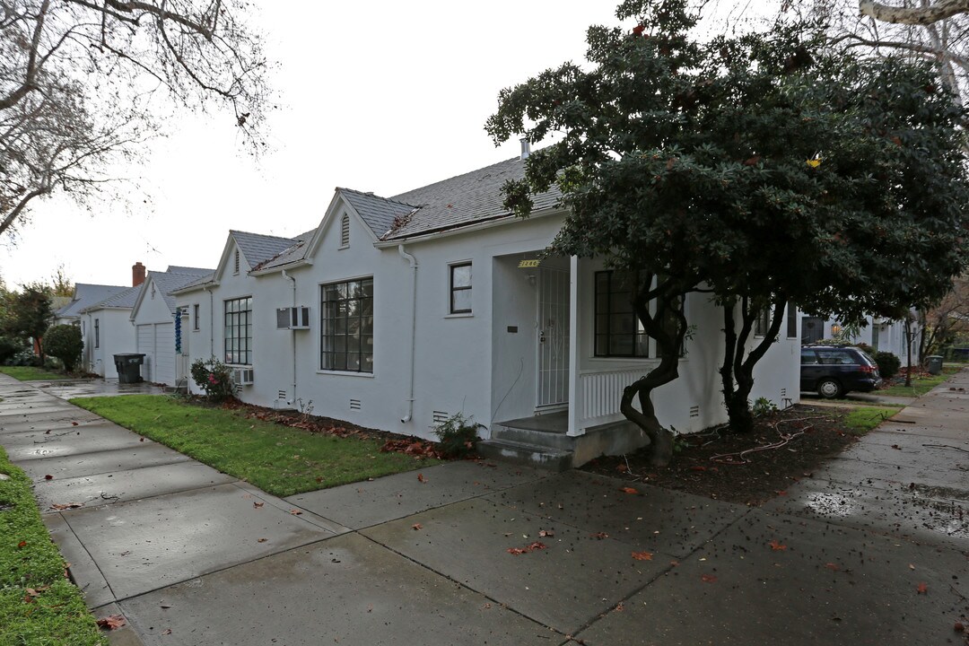 V Street Apartments in Sacramento, CA - Foto de edificio