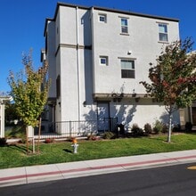 2658 Cleat Ln, Unit 16 in Sacramento, CA - Foto de edificio - Building Photo