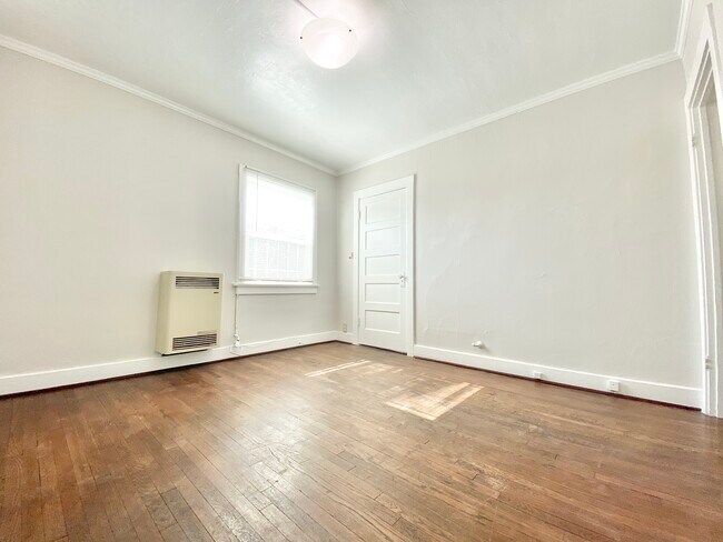 5520 Franklin Ave in Los Angeles, CA - Building Photo - Building Photo