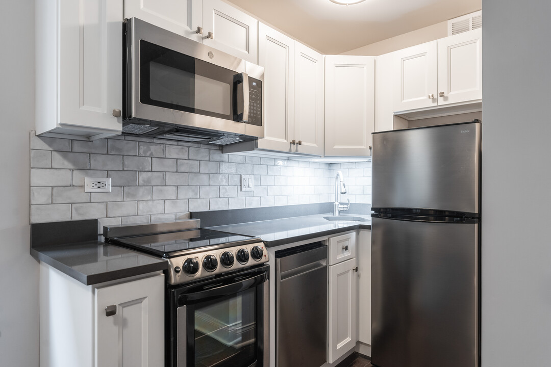 641 W Wrightwood Ave, Unit 214 in Chicago, IL - Building Photo