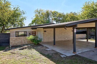 1905 Cedar Ridge Dr in Austin, TX - Building Photo - Building Photo