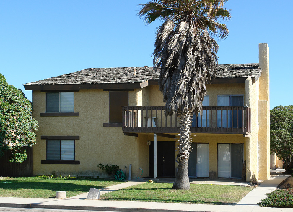 5420 Driftwood St in Oxnard, CA - Building Photo