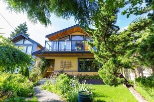 140 Windsor Rd W in North Vancouver, BC - Building Photo