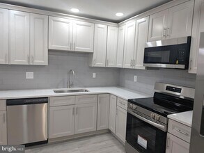 71 Handy Rd in Levittown, PA - Foto de edificio - Building Photo