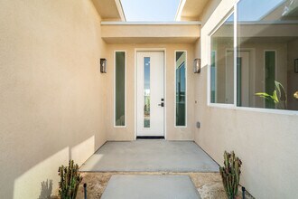 361 W Sunview Ave in Palm Springs, CA - Foto de edificio - Building Photo