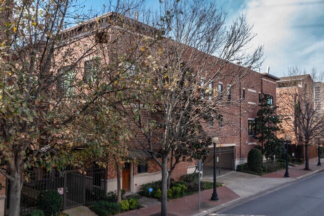 2411 N Hall St in Dallas, TX - Building Photo - Building Photo