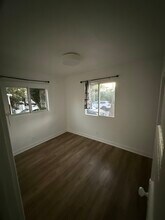 240 N Everett St in Glendale, CA - Foto de edificio - Building Photo