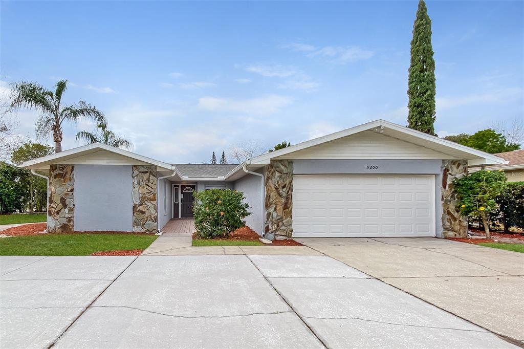9200 Merrimoor Blvd in Seminole, FL - Building Photo