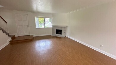 2424 Santa Ana Ave in Costa Mesa, CA - Foto de edificio - Building Photo