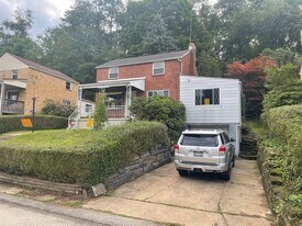 123 MacFarlane Dr in Pittsburgh, PA - Building Photo