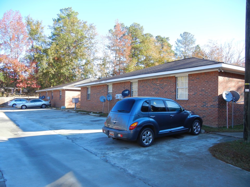 1676 Baugh St in Orangeburg, SC - Building Photo