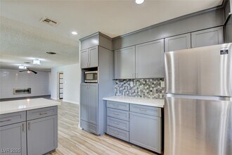 1056 E Oakey Blvd in Las Vegas, NV - Building Photo - Building Photo