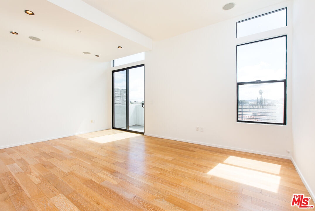 8639 Whitworth Dr in Los Angeles, CA - Building Photo