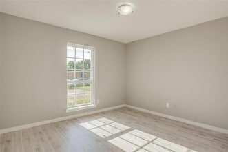 610 N Oak St in Arlington, TX - Foto de edificio - Building Photo
