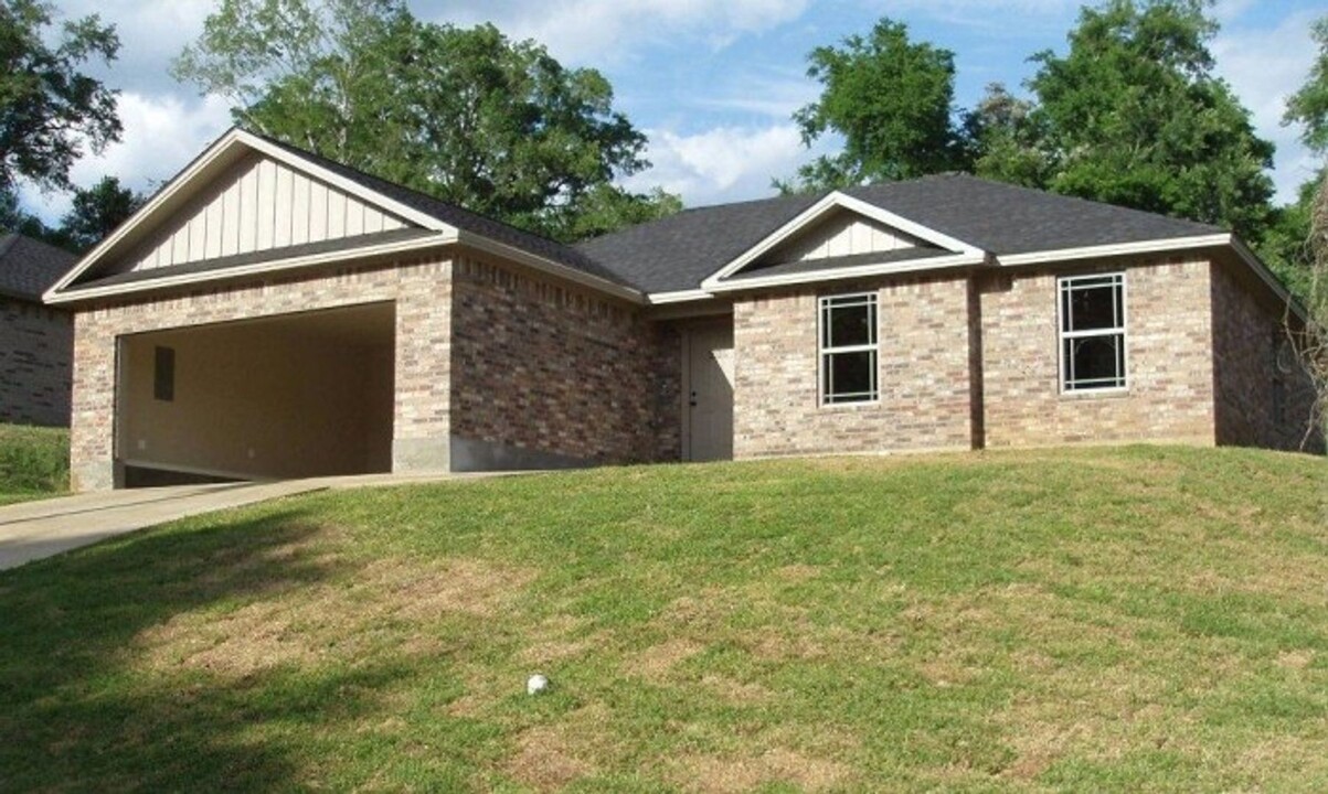 2125 Hollywood St in Nacogdoches, TX - Building Photo