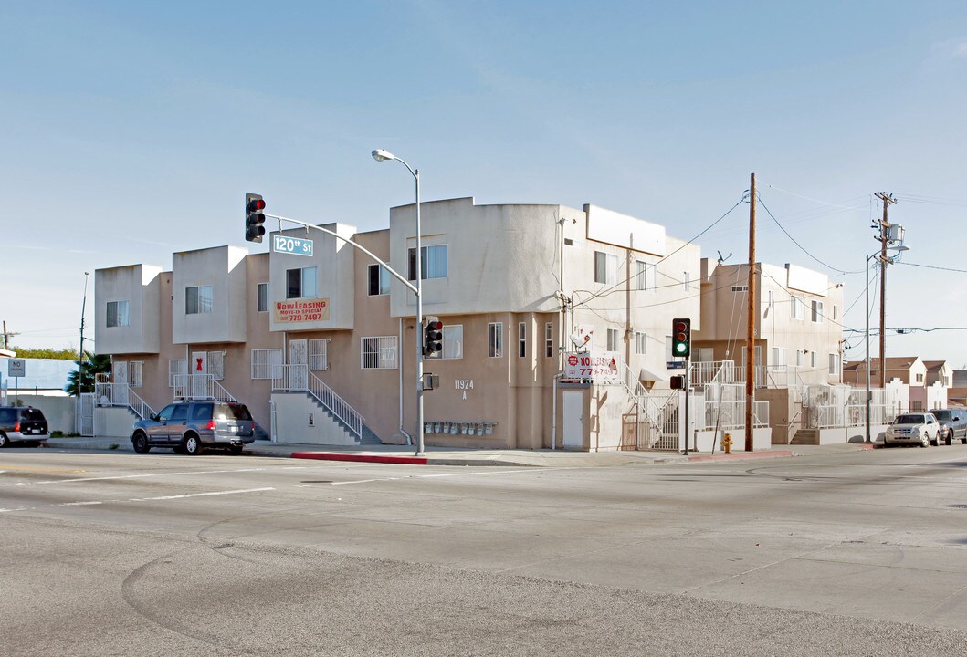 South View (Main) in Los Angeles, CA - Building Photo