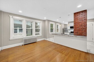 45 Fairlawn St in West Hartford, CT - Building Photo - Building Photo