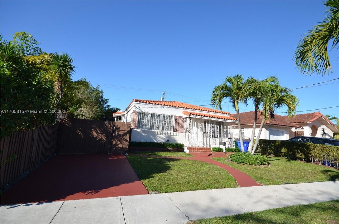 4637 SW 1st St in Coral Gables, FL - Foto de edificio