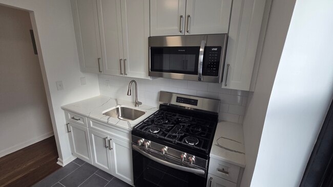 165 Vroom St, Unit 2J in Jersey City, NJ - Building Photo - Building Photo