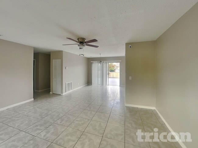 1305 E Oakwood St in Tarpon Springs, FL - Building Photo - Building Photo