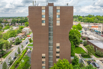 Washington Square Condos in Mt. Lebanon, PA - Foto de edificio - Building Photo