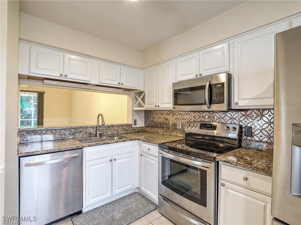 6655 Huntington Lakes Cir in Naples, FL - Building Photo