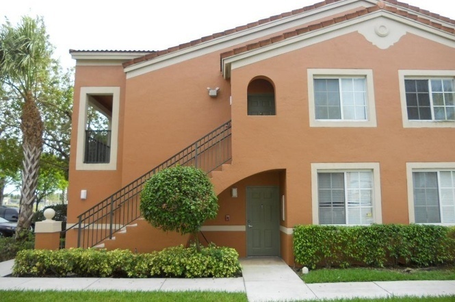 7910 N Nob Hill Rd in Tamarac, FL - Building Photo