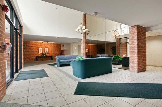 1615 E Central Rd, Unit Dana Point Condo in Arlington Heights, IL - Building Photo - Building Photo
