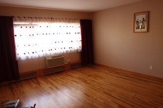 70-10 Eliot Ave in Flushing, NY - Foto de edificio - Interior Photo
