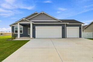 706 E 4th St in Deer Park, WA - Building Photo