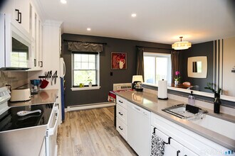 36 Turn of River Rd in Stamford, CT - Building Photo - Building Photo