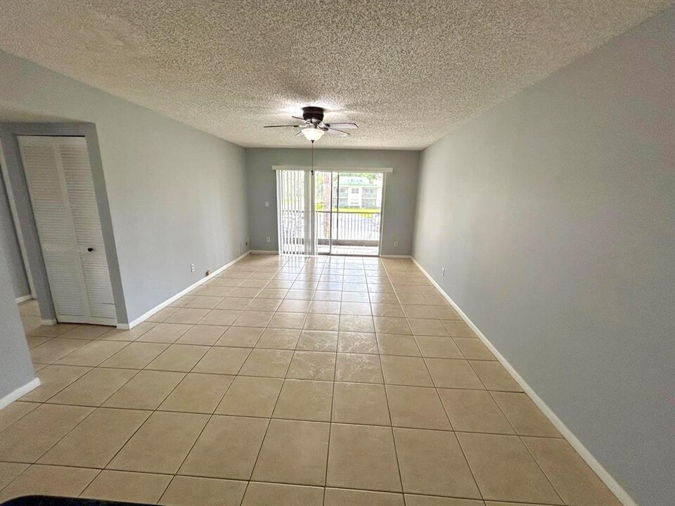 4276 NW 89th Ave in Coral Springs, FL - Building Photo