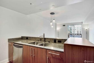 50 Lansing St, Unit 705 in San Francisco, CA - Foto de edificio - Building Photo