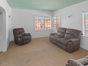 2466 Seminary Ave in Oakland, CA - Foto de edificio - Building Photo