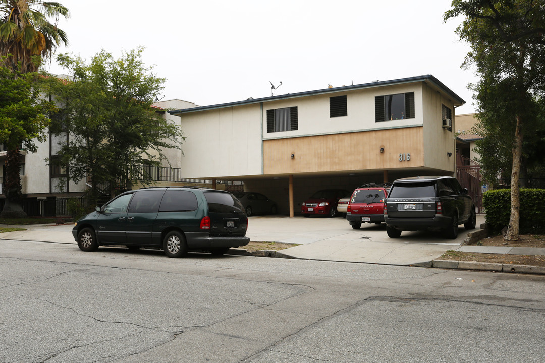 The Glen Cedar Manor in Glendale, CA - Building Photo