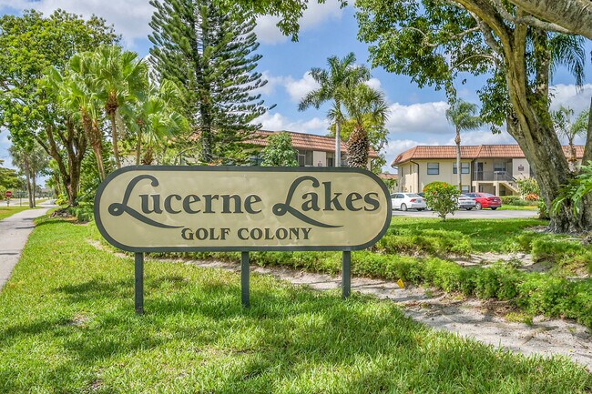 7226 Golf Colony Ct in Greenacres, FL - Building Photo - Building Photo