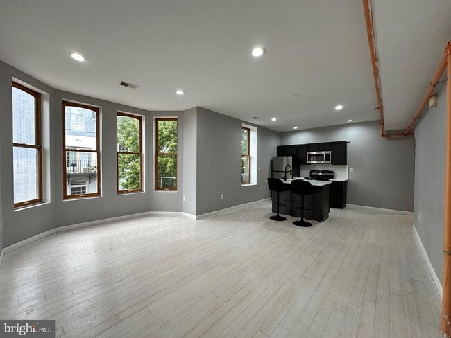 property at 1919 W Diamond St