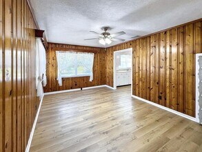 1009 N Forbes Rd in Plant City, FL - Building Photo - Building Photo
