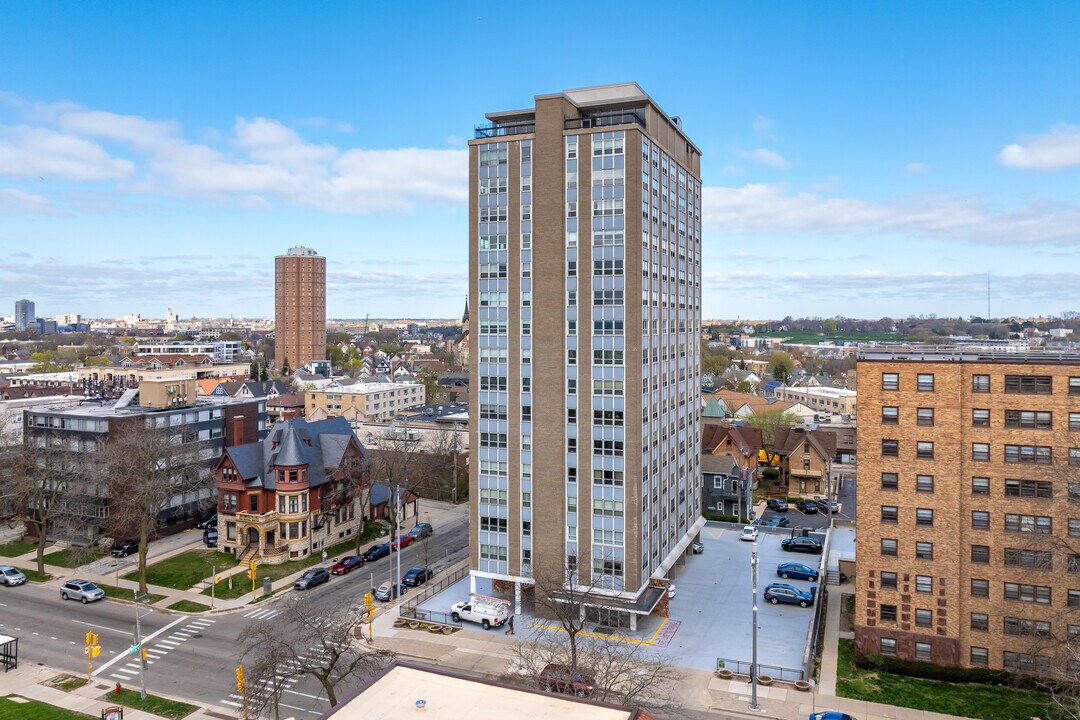 Edgewater Terrace in Milwaukee, WI - Building Photo